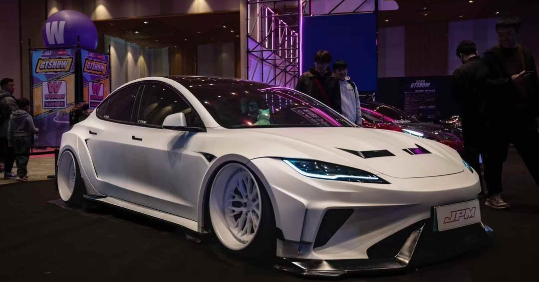 Tesla Model 3 Highland / Performance 2024-ON with Aftermarket Parts - Hacker Hood & Hood Garnish Carbon Fiber / FRP from Robot Craftsman