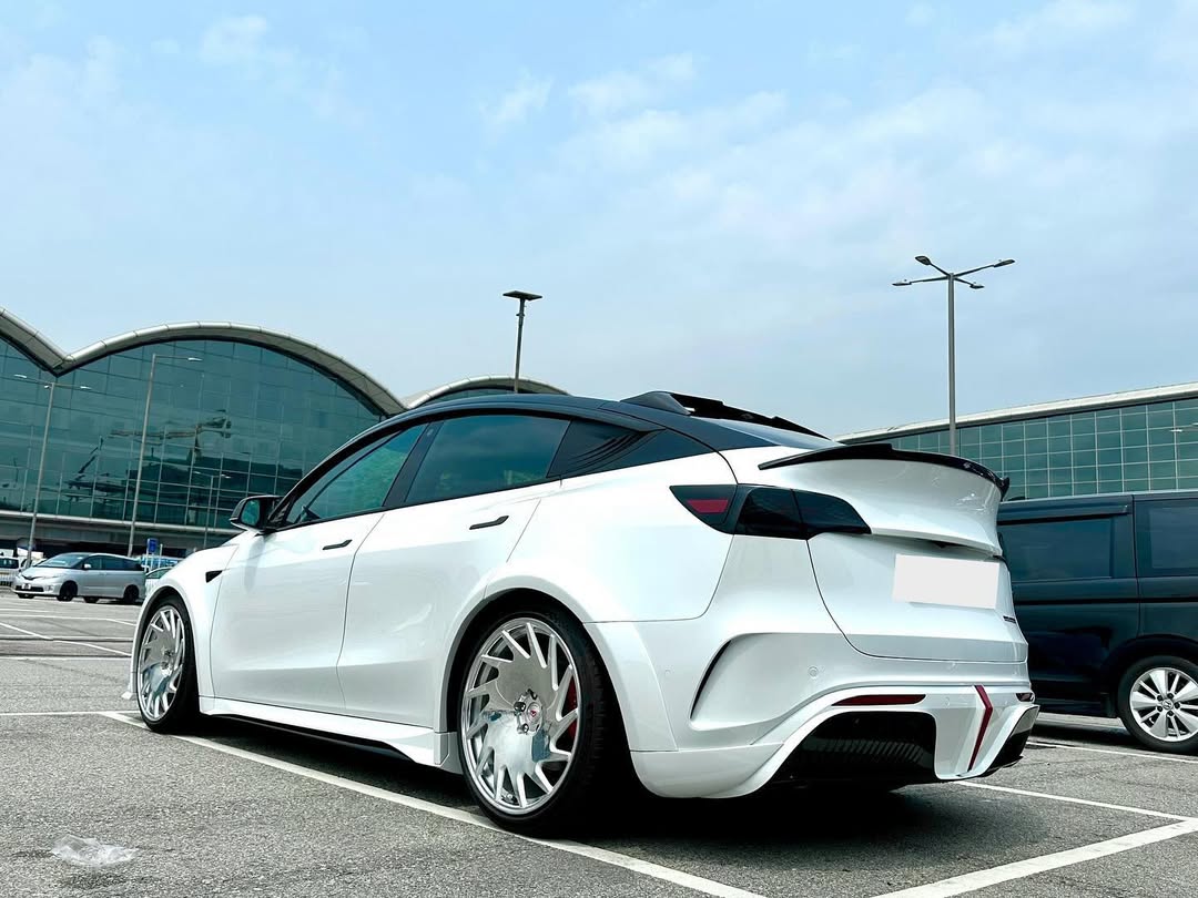 Tesla Model Y Performance AWD Long Range RWD Standard 2020 2021 2022 2023 2024 with Aftermarket Parts - "STARSHIP" Side Skirts PP from Robot Craftsman