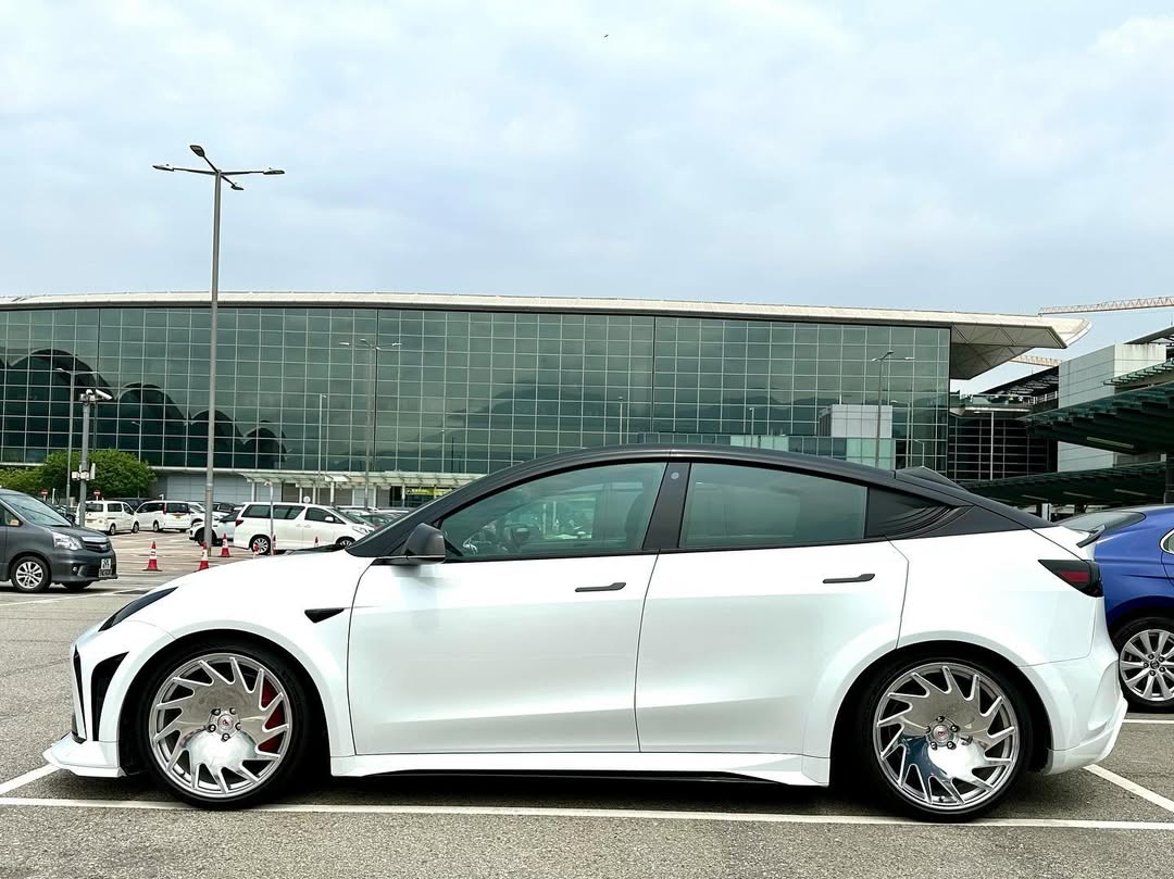 Tesla Model Y Performance AWD Long Range RWD Standard 2020 2021 2022 2023 2024 with Aftermarket Parts - "STARSHIP" Side Skirts PP from Robot Craftsman