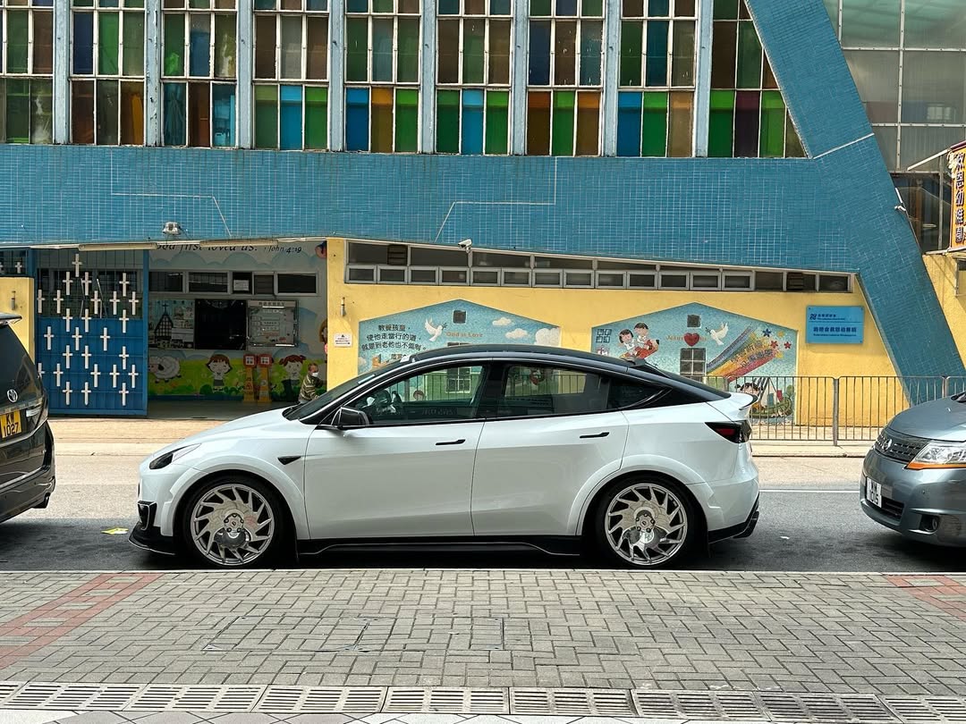 Tesla Model Y Performance AWD Long Range RWD Standard 2020 2021 2022 2023 2024 with Aftermarket Parts - "STARSHIP" Side Skirts PP from Robot Craftsman